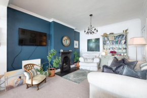 Boutique Beach House with Hot Tub, Edinburgh